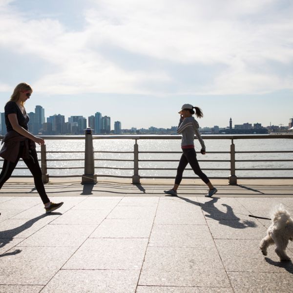 Aktiv sein ist in New York ein Muß. Entlang der Promenade am Battery Park nutzen viele Jogger den Blick nach New Jersey. Frank Sobieray Photodesign steht für spannende Landschaftsfotografie.