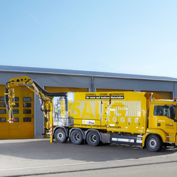 Firmengebäude mit Spezialfahrzeug