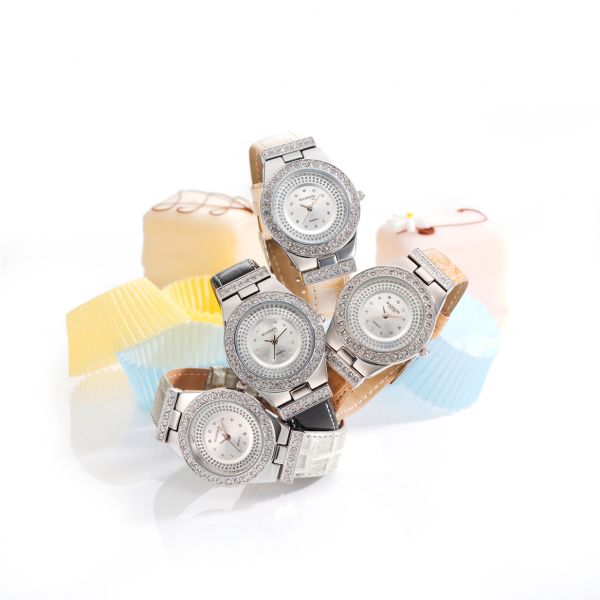 Uhren Fotografie aus Pforzheim. Spannend inszeniert oder auch auf hellem, bzw. dunklem Fond für Versender oder interessant in Szene gesetzt für verschiedene Hersteller.