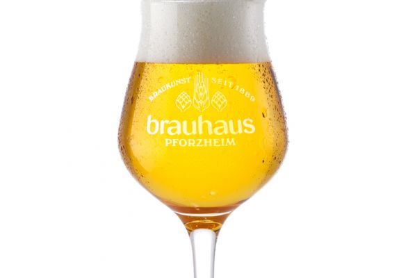 Für das Brauhaus Pforzheim hat Frank Sobieray Photodesign das Sortiment von Bierkästen, 6 Packs, Bierflaschen und Biergläser fotografiert.