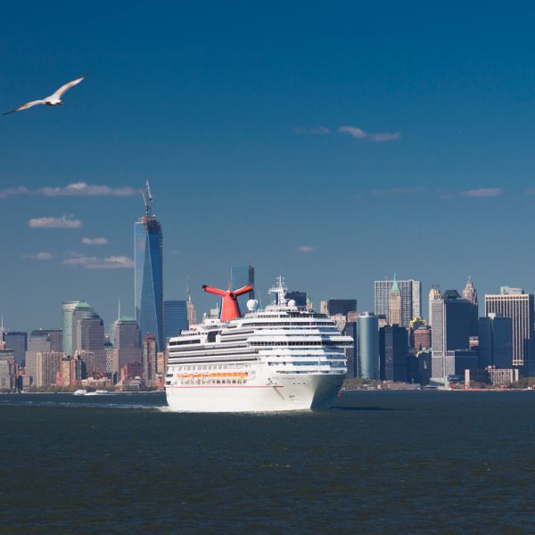 Mit dem Kreuzfahrtschiff nach New York ist eine Traum. Hier fährt ein Kreuzfahrtschiff an der Südspitze des Financial Distrikts vorbei auf den Atlantik. Landscape Fotografie von Frank Sobieray aus Pforzheim.
