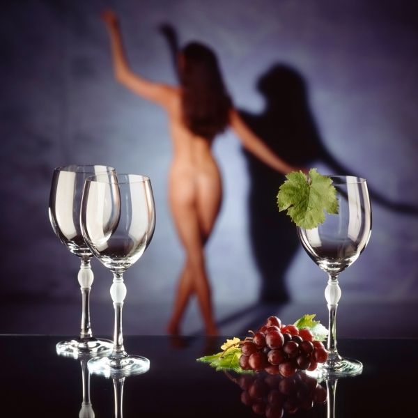 Für Zwisel Gläser wurde dieses Werbefoto von Frank Sobieray Fotodesign fotografiert - ein Akt im Hintergrund unterstreicht die Glasform.