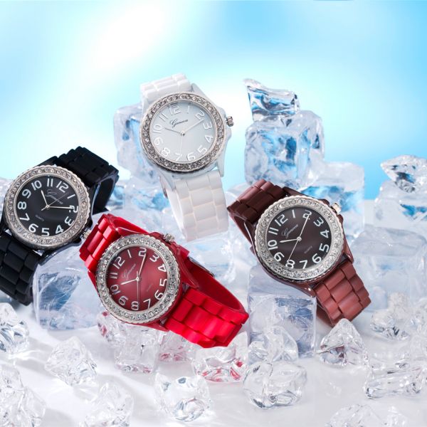 Uhren Fotografie aus Pforzheim. Spannend inszeniert oder auch auf hellem, bzw. dunklem Fond für Versender oder Hersteller von hochwertigen Uhren.